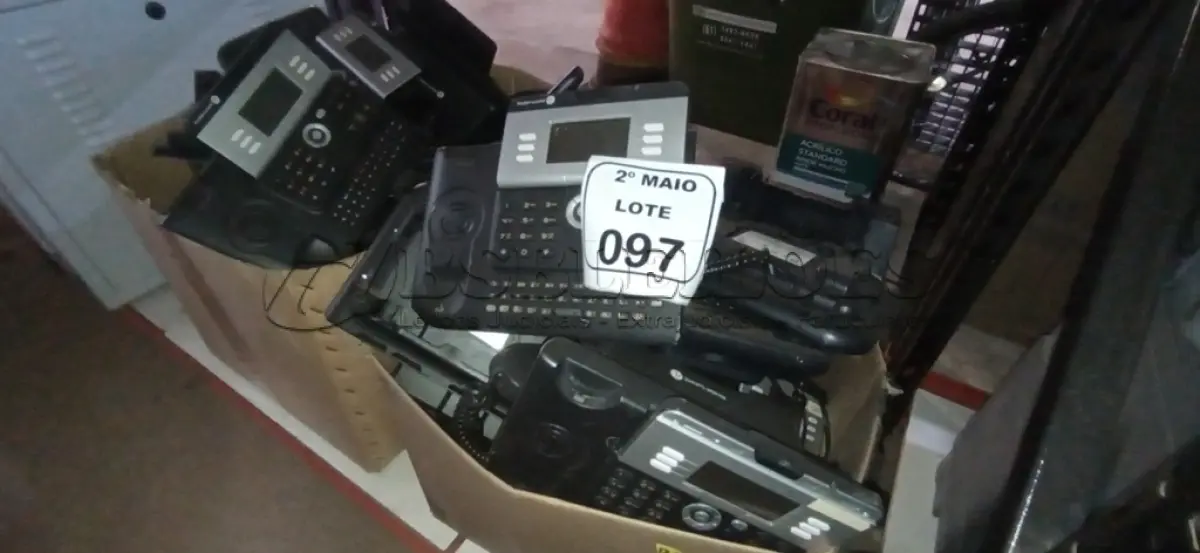 LOTE 097 - 02 CAIXAS COM GRANDE QUANTIDADE DE TELEFONES FIXOS MARCA LUCENT. (NO ESTADO) ATENÇÃO! FAZER A VISITAÇÃO ANTES DE ARREMATAR, NÃO SABEMOS SE FUNCIONA, LEILÃO NÃO TEM GARANTIA E NEM DEVOLUÇÃO, SUJEITO A POSSÍVEIS AVARIAS VISÍVEIS/OCULTAS E/OU AUSÊNCIA DE COMPONENTES.