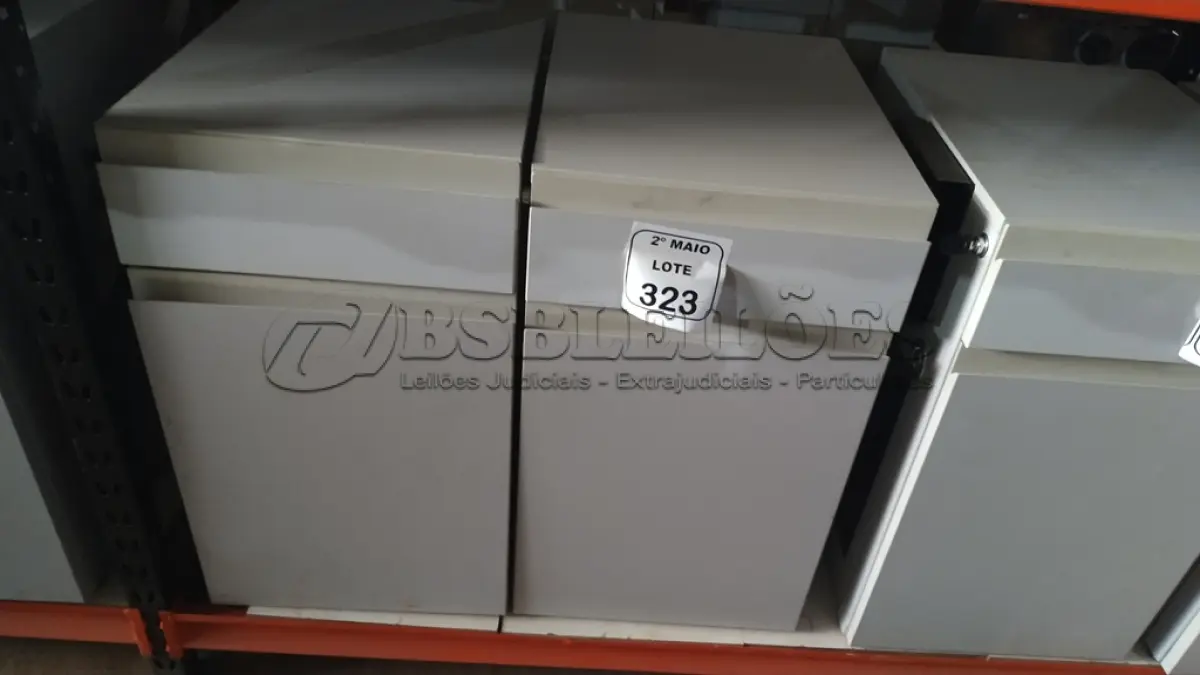 LOTE 323 - 02 ARMÁRIOS PARA CPU COM 01 PORTA E 01 GAVETA. (NO ESTADO) ATENÇÃO! FAZER A VISITAÇÃO ANTES DE ARREMATAR, NÃO SABEMOS SE FUNCIONA, LEILÃO NÃO TEM GARANTIA E NEM DEVOLUÇÃO, SUJEITO A POSSÍVEIS AVARIAS VISÍVEIS/OCULTAS E/OU AUSÊNCIA DE COMPONENTES.