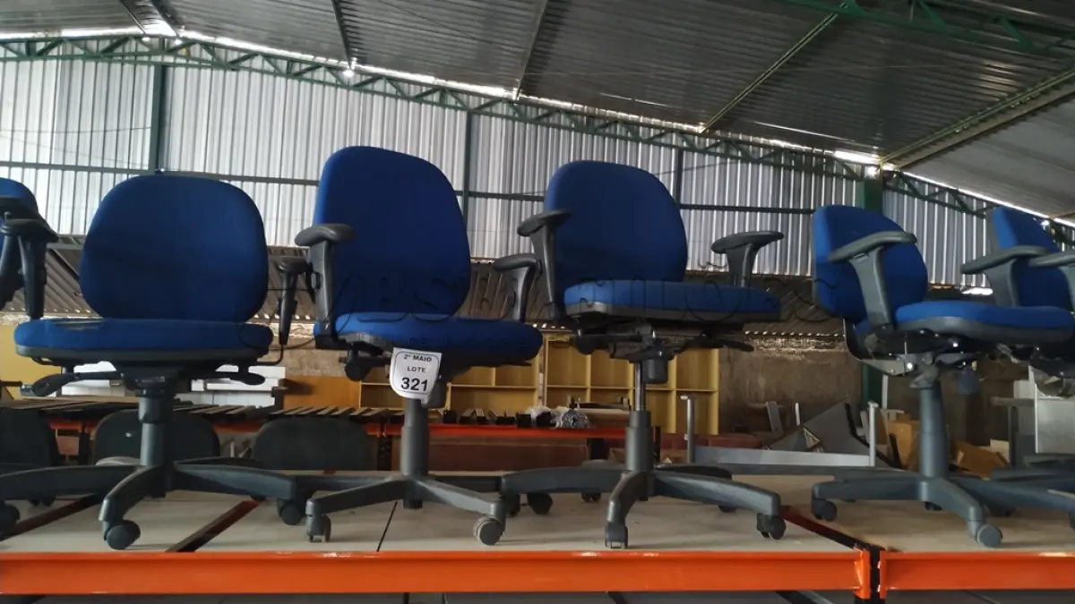 LOTE 321 - 03 CADEIRAS DE ESCRITÓRIO GIRATÓRIAS NA COR AZUL. (NO ESTADO) ATENÇÃO! FAZER A VISITAÇÃO ANTES DE ARREMATAR, NÃO SABEMOS SE FUNCIONA, LEILÃO NÃO TEM GARANTIA E NEM DEVOLUÇÃO, SUJEITO A POSSÍVEIS AVARIAS VISÍVEIS/OCULTAS E/OU AUSÊNCIA DE COMPONENTES.