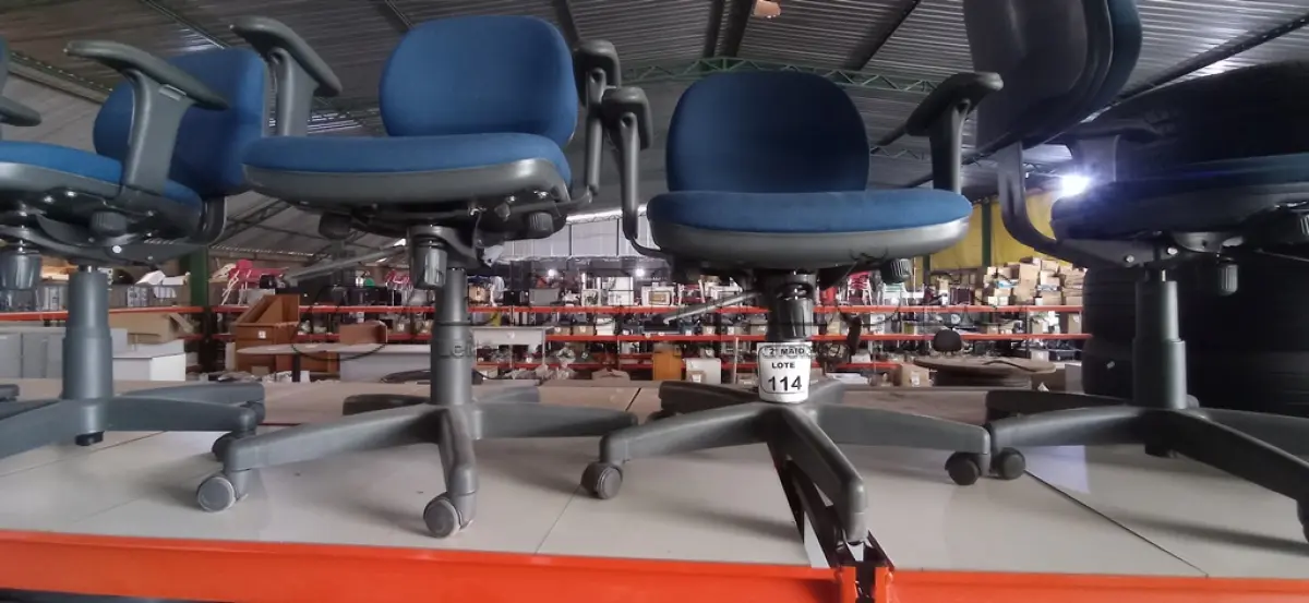 LOTE 114 - 02 CADEIRAS DE ESCRITÓRIO GIRATÓRIAS NA COR AZUL. (NO ESTADO) ATENÇÃO! FAZER A VISITAÇÃO ANTES DE ARREMATAR, NÃO SABEMOS SE FUNCIONA, LEILÃO NÃO TEM GARANTIA E NEM DEVOLUÇÃO, SUJEITO A POSSÍVEIS AVARIAS VISÍVEIS/OCULTAS E/OU AUSÊNCIA DE COMPONENTES.