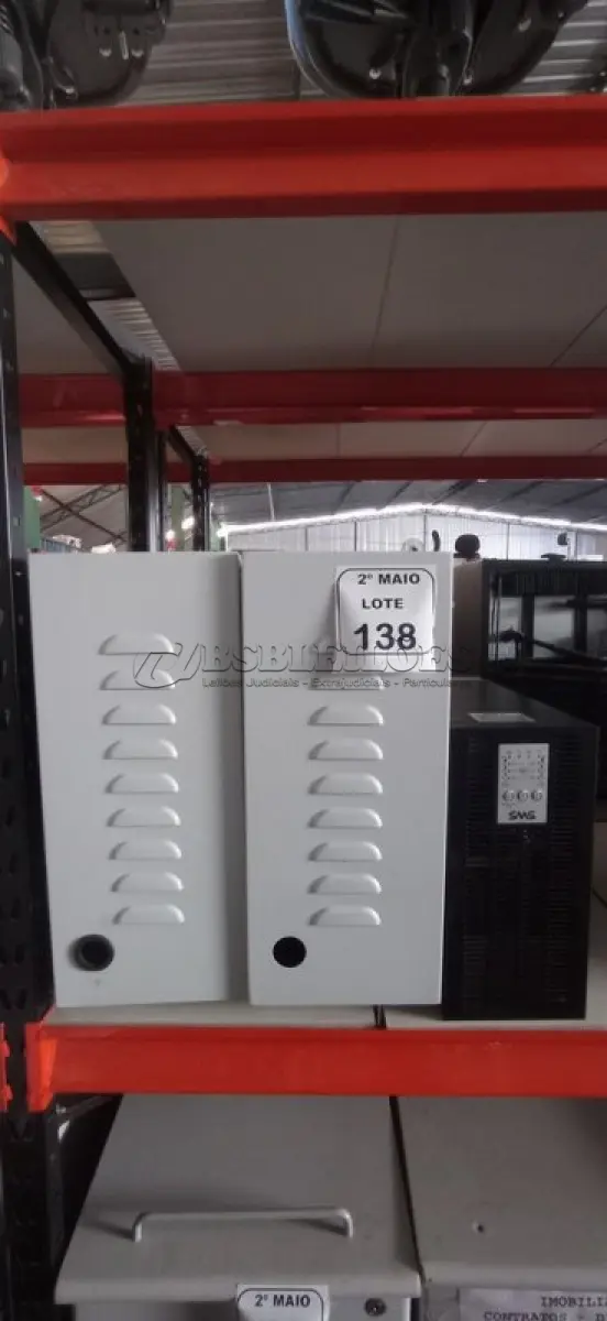 LOTE 138 - 01 NOBREAK MARCA SMS E 02 BANCOS DE BATERIAS VAZIOS. (NO ESTADO) ATENÇÃO! FAZER A VISITAÇÃO ANTES DE ARREMATAR, NÃO SABEMOS SE FUNCIONA, LEILÃO NÃO TEM GARANTIA E NEM DEVOLUÇÃO, SUJEITO A POSSÍVEIS AVARIAS VISÍVEIS/OCULTAS E/OU AUSÊNCIA DE COMPONENTES.
