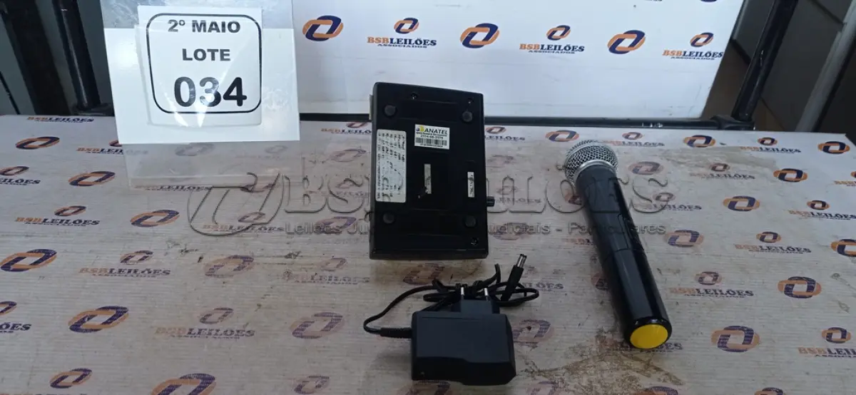 LOTE 034 - 01 MICROFONE COM RECEPTOR. (NO ESTADO) ATENÇÃO! FAZER A VISITAÇÃO ANTES DE ARREMATAR, NÃO SABEMOS SE FUNCIONA, LEILÃO NÃO TEM GARANTIA E NEM DEVOLUÇÃO, SUJEITO A POSSÍVEIS AVARIAS VISÍVEIS/OCULTAS E/OU AUSÊNCIA DE COMPONENTES.
