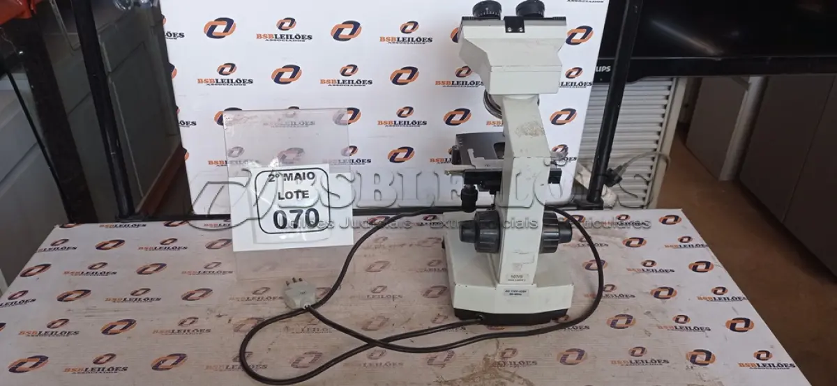LOTE 070 - 01 MICROSCÓPIO MARCA COLEMAN. (NO ESTADO) ATENÇÃO! FAZER A VISITAÇÃO ANTES DE ARREMATAR, NÃO SABEMOS SE FUNCIONA, LEILÃO NÃO TEM GARANTIA E NEM DEVOLUÇÃO, SUJEITO A POSSÍVEIS AVARIAS VISÍVEIS/OCULTAS E/OU AUSÊNCIA DE COMPONENTES.