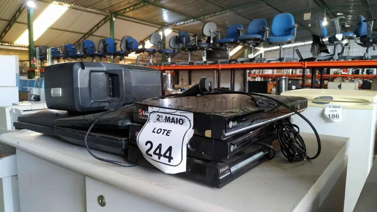 LOTE 244 - 03 APARELHOS DE DVD, 01 RELÓGIO DE PONTO E 04 MONITORES DE MARCAS E MODELOS DIVERSOS. (NO ESTADO) ATENÇÃO! FAZER A VISITAÇÃO ANTES DE ARREMATAR, NÃO SABEMOS SE FUNCIONA, LEILÃO NÃO TEM GARANTIA E NEM DEVOLUÇÃO, SUJEITO A POSSÍVEIS AVARIAS VISÍVEIS/OCULTAS E/OU AUSÊNCIA DE COMPONENTES.