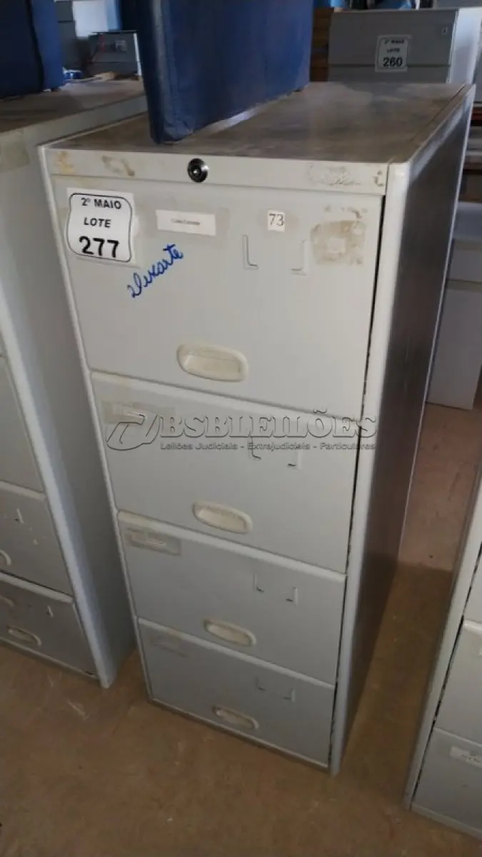 LOTE 277 - 01 ARQUIVO DE AÇO COM 04 GAVETAS. (NO ESTADO) ATENÇÃO! FAZER A VISITAÇÃO ANTES DE ARREMATAR, NÃO SABEMOS SE FUNCIONA, LEILÃO NÃO TEM GARANTIA E NEM DEVOLUÇÃO, SUJEITO A POSSÍVEIS AVARIAS VISÍVEIS/OCULTAS E/OU AUSÊNCIA DE COMPONENTES.
