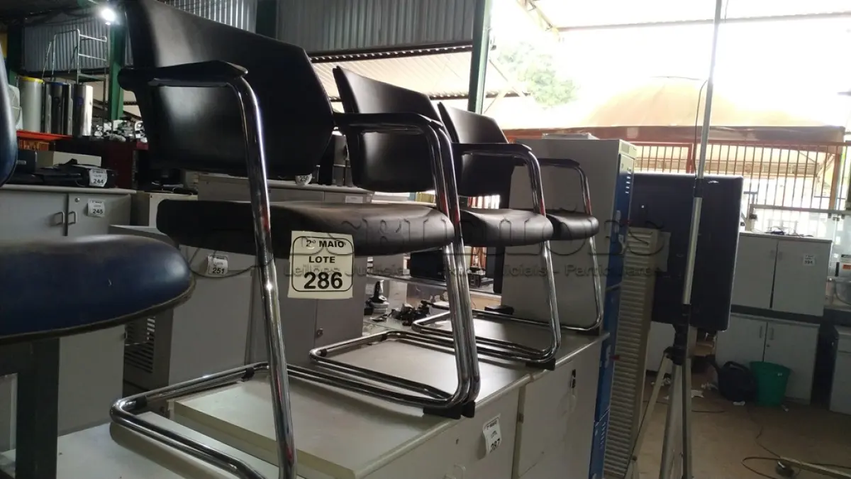 LOTE 286 - 03 CADEIRAS COM PÉS FIXOS BASE CROMADA NA COR PRETA. (NO ESTADO) ATENÇÃO! FAZER A VISITAÇÃO ANTES DE ARREMATAR, NÃO SABEMOS SE FUNCIONA, LEILÃO NÃO TEM GARANTIA E NEM DEVOLUÇÃO, SUJEITO A POSSÍVEIS AVARIAS VISÍVEIS/OCULTAS E/OU AUSÊNCIA DE COMPONENTES.
