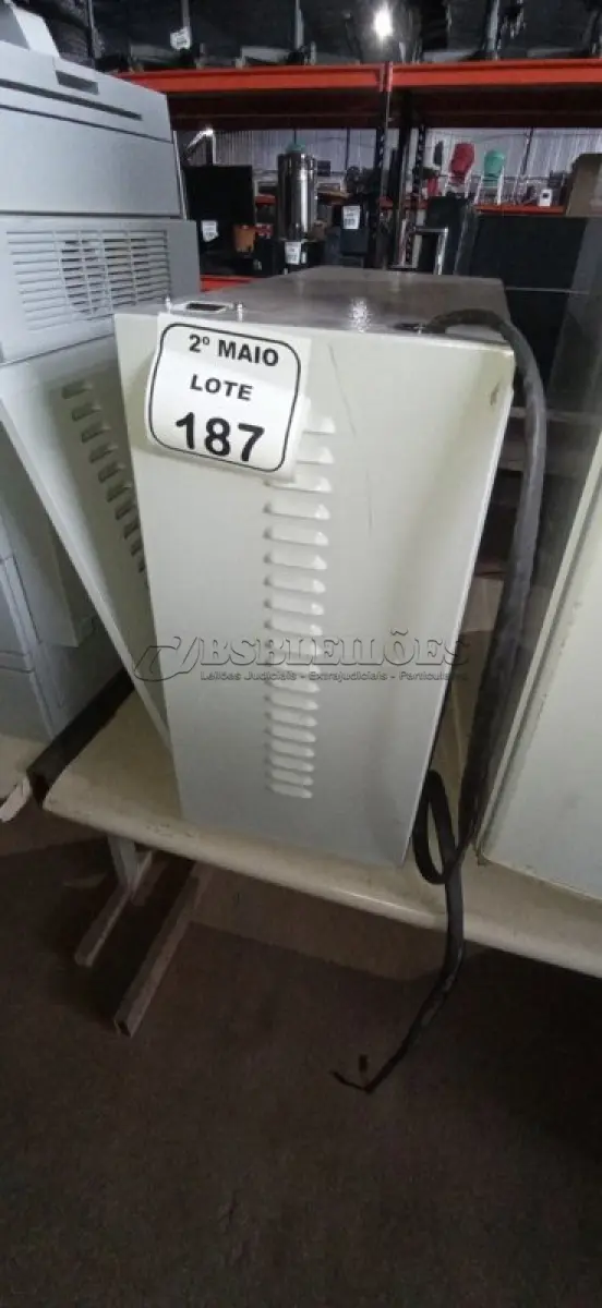 LOTE 187 - 01 BANCO DE BATERIAS COM 04 BATERIAS. (NO ESTADO) ATENÇÃO! FAZER A VISITAÇÃO ANTES DE ARREMATAR, NÃO SABEMOS SE FUNCIONA, LEILÃO NÃO TEM GARANTIA E NEM DEVOLUÇÃO, SUJEITO A POSSÍVEIS AVARIAS VISÍVEIS/OCULTAS E/OU AUSÊNCIA DE COMPONENTES.