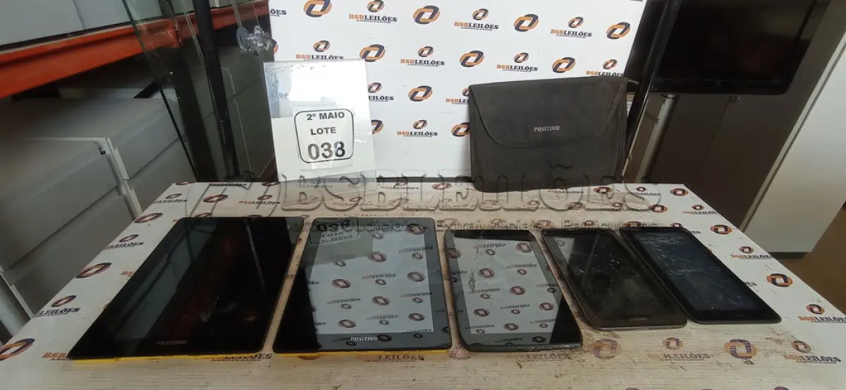 LOTE 038 - 05 TABLETS DE MARCAS E MODELOS DIVERSOS. (NO ESTADO) ATENÇÃO! FAZER A VISITAÇÃO ANTES DE ARREMATAR, NÃO SABEMOS SE FUNCIONA, LEILÃO NÃO TEM GARANTIA E NEM DEVOLUÇÃO, SUJEITO A POSSÍVEIS AVARIAS VISÍVEIS/OCULTAS E/OU AUSÊNCIA DE COMPONENTES.