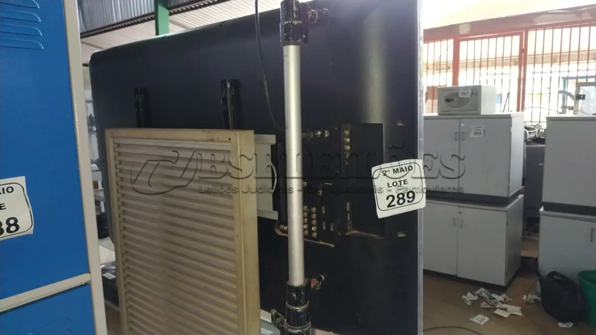LOTE 289 - 01 TV LCD 52’’ MARCA PHILIPS SEM CONTROLE. (NO ESTADO) ATENÇÃO! FAZER A VISITAÇÃO ANTES DE ARREMATAR, NÃO SABEMOS SE FUNCIONA, LEILÃO NÃO TEM GARANTIA E NEM DEVOLUÇÃO, SUJEITO A POSSÍVEIS AVARIAS VISÍVEIS/OCULTAS E/OU AUSÊNCIA DE COMPONENTES.