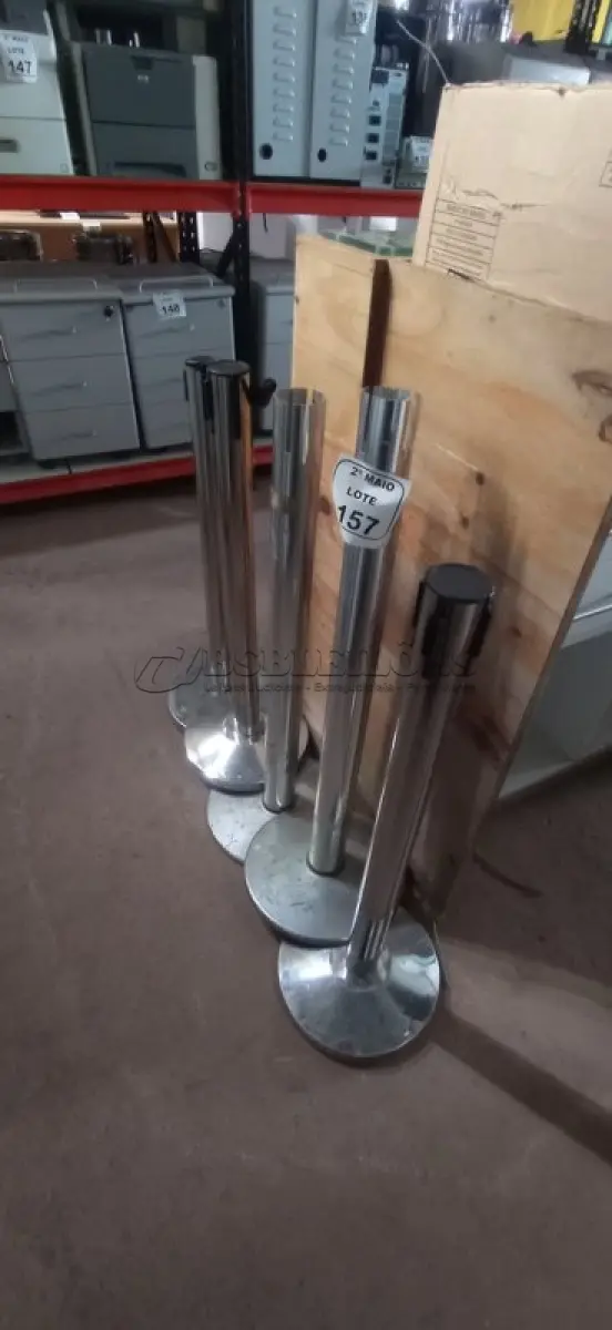 LOTE 157 - 05 PEDESTAIS ORGANIZADOR DE FILA EM INOX. (NO ESTADO) ATENÇÃO! FAZER A VISITAÇÃO ANTES DE ARREMATAR, NÃO SABEMOS SE FUNCIONA, LEILÃO NÃO TEM GARANTIA E NEM DEVOLUÇÃO, SUJEITO A POSSÍVEIS AVARIAS VISÍVEIS/OCULTAS E/OU AUSÊNCIA DE COMPONENTES.
