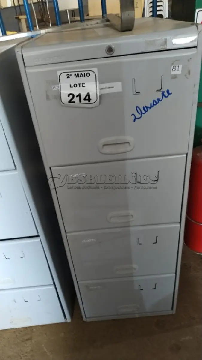 LOTE 214 - 01 ARQUIVO DE AÇO COM 04 GAVETAS. (NO ESTADO) ATENÇÃO! FAZER A VISITAÇÃO ANTES DE ARREMATAR, NÃO SABEMOS SE FUNCIONA, LEILÃO NÃO TEM GARANTIA E NEM DEVOLUÇÃO, SUJEITO A POSSÍVEIS AVARIAS VISÍVEIS/OCULTAS E/OU AUSÊNCIA DE COMPONENTES.