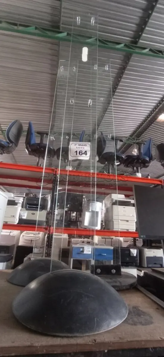 LOTE 164 - 03 SUPORTES DE VIDRO COM BASE DE 1,70M APROXIMADAMENTE. (NO ESTADO) ATENÇÃO! FAZER A VISITAÇÃO ANTES DE ARREMATAR, NÃO SABEMOS SE FUNCIONA, LEILÃO NÃO TEM GARANTIA E NEM DEVOLUÇÃO, SUJEITO A POSSÍVEIS AVARIAS VISÍVEIS/OCULTAS E/OU AUSÊNCIA DE COMPONENTES.