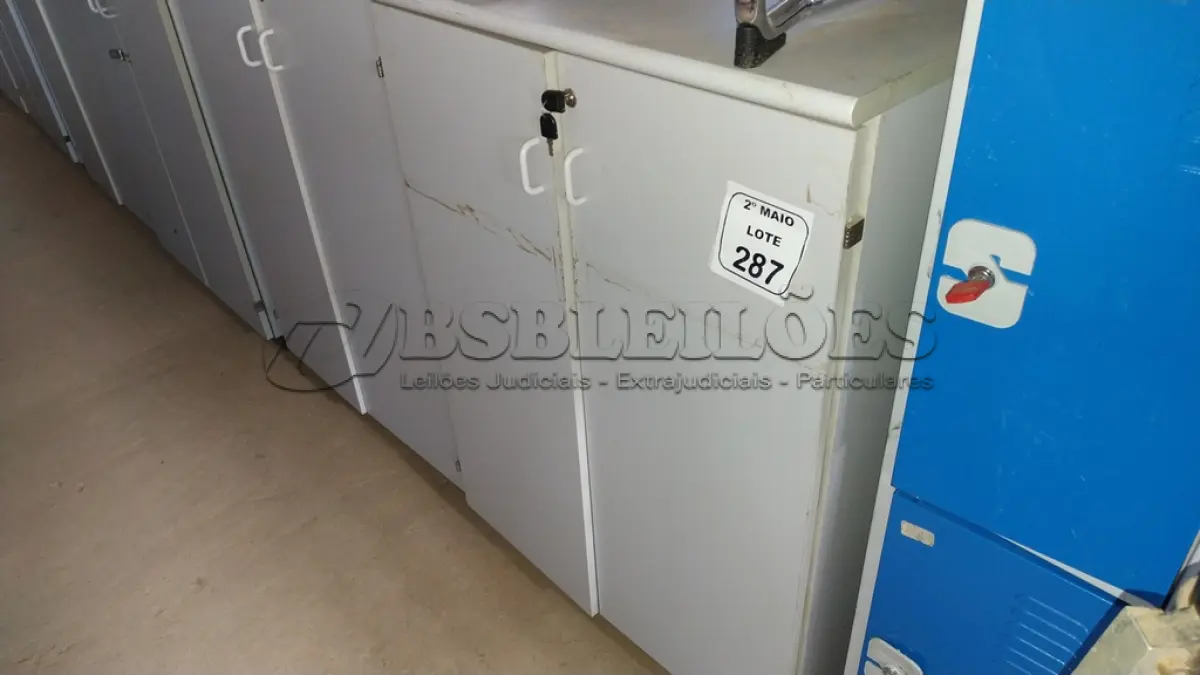 LOTE 287 - 02 ARMÁRIOS EM MADEIRA COM 02 PORTAS CADA. (NO ESTADO) ATENÇÃO! FAZER A VISITAÇÃO ANTES DE ARREMATAR, NÃO SABEMOS SE FUNCIONA, LEILÃO NÃO TEM GARANTIA E NEM DEVOLUÇÃO, SUJEITO A POSSÍVEIS AVARIAS VISÍVEIS/OCULTAS E/OU AUSÊNCIA DE COMPONENTES.