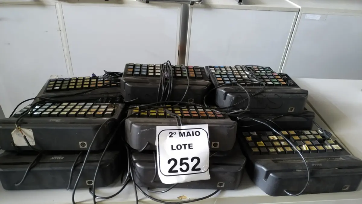 LOTE 252 - 11 TECLADOS SMAK SKO-44. (NO ESTADO) ATENÇÃO! FAZER A VISITAÇÃO ANTES DE ARREMATAR, NÃO SABEMOS SE FUNCIONA, LEILÃO NÃO TEM GARANTIA E NEM DEVOLUÇÃO, SUJEITO A POSSÍVEIS AVARIAS VISÍVEIS/OCULTAS E/OU AUSÊNCIA DE COMPONENTES.