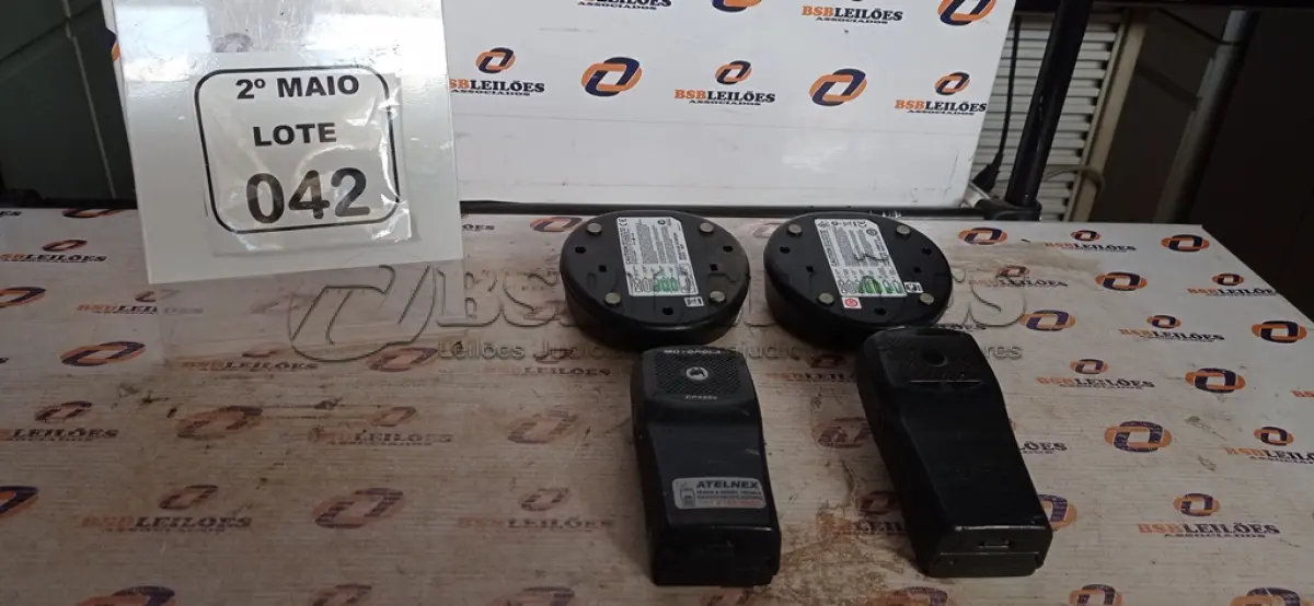 LOTE 042 - 02 RÁDIOS COMUNICADORES MODELO EP450S COM BASE DE CARREGADOR. (NO ESTADO) ATENÇÃO! FAZER A VISITAÇÃO ANTES DE ARREMATAR, NÃO SABEMOS SE FUNCIONA, LEILÃO NÃO TEM GARANTIA E NEM DEVOLUÇÃO, SUJEITO A POSSÍVEIS AVARIAS VISÍVEIS/OCULTAS E/OU AUSÊNCIA DE COMPONENTES.
