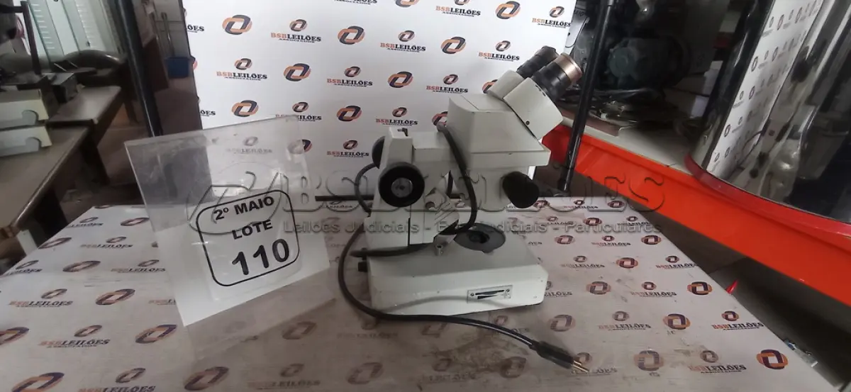 LOTE 110 - 01 MICROSCÓPIO MARCA COLEMAN. (NO ESTADO) ATENÇÃO! FAZER A VISITAÇÃO ANTES DE ARREMATAR, NÃO SABEMOS SE FUNCIONA, LEILÃO NÃO TEM GARANTIA E NEM DEVOLUÇÃO, SUJEITO A POSSÍVEIS AVARIAS VISÍVEIS/OCULTAS E/OU AUSÊNCIA DE COMPONENTES.