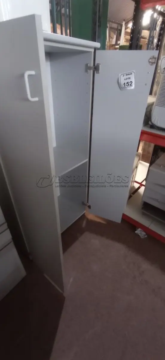 LOTE 152 - 01 ARMÁRIO EM MADEIRA COM 02 PORTAS. (NO ESTADO) ATENÇÃO! FAZER A VISITAÇÃO ANTES DE ARREMATAR, NÃO SABEMOS SE FUNCIONA, LEILÃO NÃO TEM GARANTIA E NEM DEVOLUÇÃO, SUJEITO A POSSÍVEIS AVARIAS VISÍVEIS/OCULTAS E/OU AUSÊNCIA DE COMPONENTES.