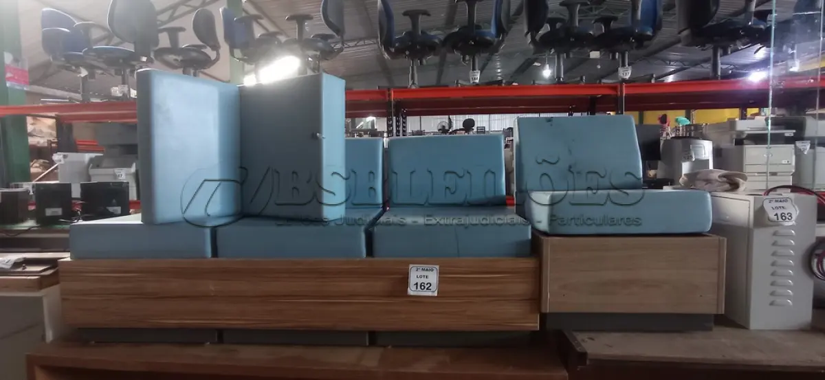 LOTE 162 - 01 SOFÁ DE 03 LUGARES EM MADEIRA COM ESTRUTURA DE METAL NA COR AZUL E 01 PUFF. (NO ESTADO) ATENÇÃO! FAZER A VISITAÇÃO ANTES DE ARREMATAR, NÃO SABEMOS SE FUNCIONA, LEILÃO NÃO TEM GARANTIA E NEM DEVOLUÇÃO, SUJEITO A POSSÍVEIS AVARIAS VISÍVEIS/OCULTAS E/OU AUSÊNCIA DE COMPONENTES.