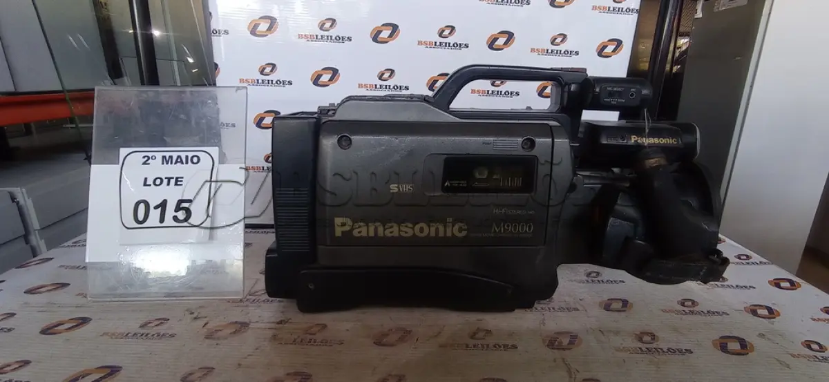 LOTE 015 - 01 FILMADORA PROFISSIONAL MODELO M-9000 MARCA PANASONIC. (NO ESTADO) ATENÇÃO! FAZER A VISITAÇÃO ANTES DE ARREMATAR, NÃO SABEMOS SE FUNCIONA, LEILÃO NÃO TEM GARANTIA E NEM DEVOLUÇÃO, SUJEITO A POSSÍVEIS AVARIAS VISÍVEIS/OCULTAS E/OU AUSÊNCIA DE COMPONENTES.
