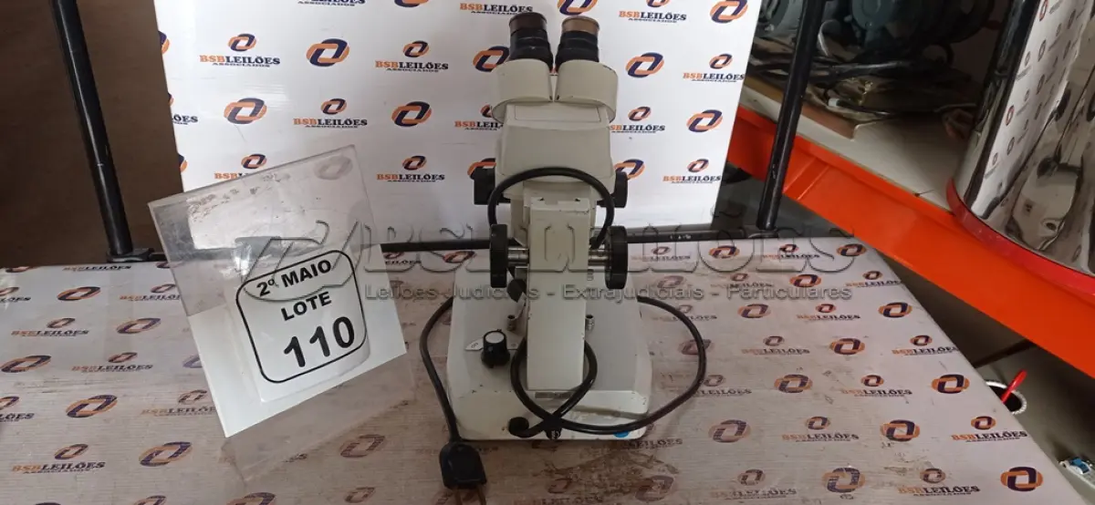 LOTE 110 - 01 MICROSCÓPIO MARCA COLEMAN. (NO ESTADO) ATENÇÃO! FAZER A VISITAÇÃO ANTES DE ARREMATAR, NÃO SABEMOS SE FUNCIONA, LEILÃO NÃO TEM GARANTIA E NEM DEVOLUÇÃO, SUJEITO A POSSÍVEIS AVARIAS VISÍVEIS/OCULTAS E/OU AUSÊNCIA DE COMPONENTES.