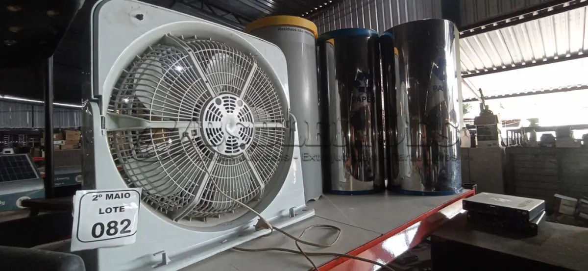 LOTE 082 - 01 VENTILADOR MARCA ARNO E 03 LIXEIRAS EM INOX. (NO ESTADO) ATENÇÃO! FAZER A VISITAÇÃO ANTES DE ARREMATAR, NÃO SABEMOS SE FUNCIONA, LEILÃO NÃO TEM GARANTIA E NEM DEVOLUÇÃO, SUJEITO A POSSÍVEIS AVARIAS VISÍVEIS/OCULTAS E/OU AUSÊNCIA DE COMPONENTES.