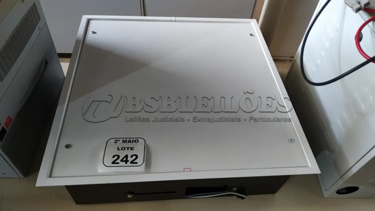 LOTE 242 - 01 LIFT ELEVADOR PARA PROJETOR 0X50X18 220V COM CONTROLE REMOTO. (NO ESTADO) ATENÇÃO! FAZER A VISITAÇÃO ANTES DE ARREMATAR, NÃO SABEMOS SE FUNCIONA, LEILÃO NÃO TEM GARANTIA E NEM DEVOLUÇÃO, SUJEITO A POSSÍVEIS AVARIAS VISÍVEIS/OCULTAS E/OU AUSÊNCIA DE COMPONENTES.