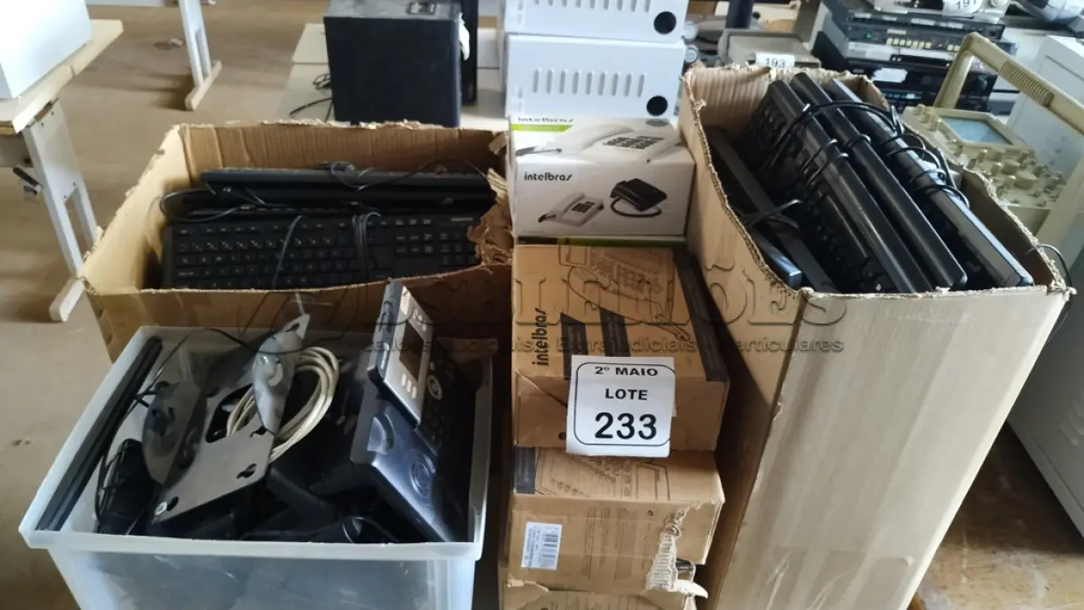 LOTE 233 - 01 GUILHOTINA DE PAPEL, 02 ESTABILIZADORES DE DADOS, VÁRIOS TELEFONES FIXOS E GRANDE QUANTIDADE DE TECLADOS DE PC E MATERIAIS ELETRÔNICOS DIVERSOS. (NO ESTADO) ATENÇÃO! FAZER A VISITAÇÃO ANTES DE ARREMATAR, NÃO SABEMOS SE FUNCIONA, LEILÃO NÃO TEM GARANTIA E NEM DEVOLUÇÃO, SUJEITO A POSSÍVEIS AVARIAS VISÍVEIS/OCULTAS E/OU AUSÊNCIA DE COMPONENTES.