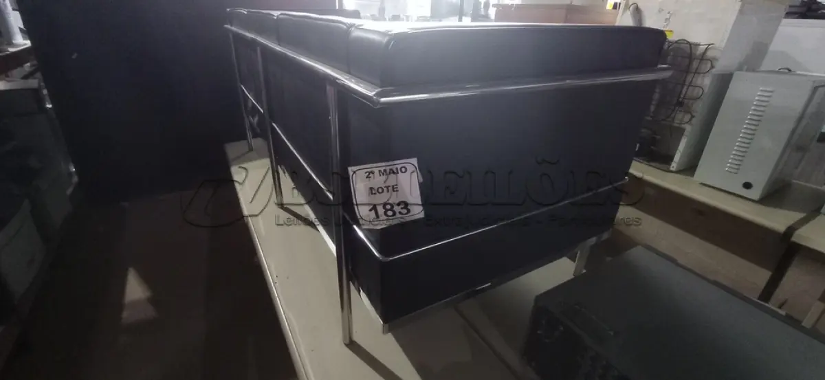 LOTE 183 - 01 SOFÁ DE 03 LUGARES COM ESTRUTURA DE METAL E ASSENTO ALMOFADADO NA COR PRETA. (NO ESTADO) ATENÇÃO! FAZER A VISITAÇÃO ANTES DE ARREMATAR, NÃO SABEMOS SE FUNCIONA, LEILÃO NÃO TEM GARANTIA E NEM DEVOLUÇÃO, SUJEITO A POSSÍVEIS AVARIAS VISÍVEIS/OCULTAS E/OU AUSÊNCIA DE COMPONENTES.