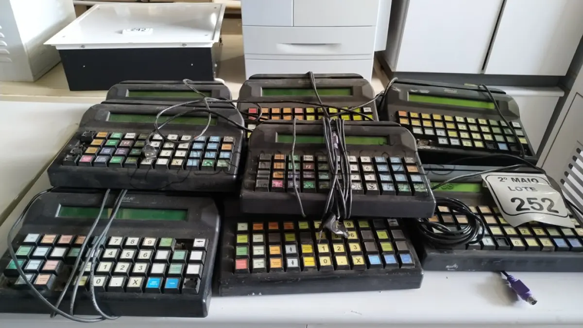 LOTE 252 - 11 TECLADOS SMAK SKO-44. (NO ESTADO) ATENÇÃO! FAZER A VISITAÇÃO ANTES DE ARREMATAR, NÃO SABEMOS SE FUNCIONA, LEILÃO NÃO TEM GARANTIA E NEM DEVOLUÇÃO, SUJEITO A POSSÍVEIS AVARIAS VISÍVEIS/OCULTAS E/OU AUSÊNCIA DE COMPONENTES.