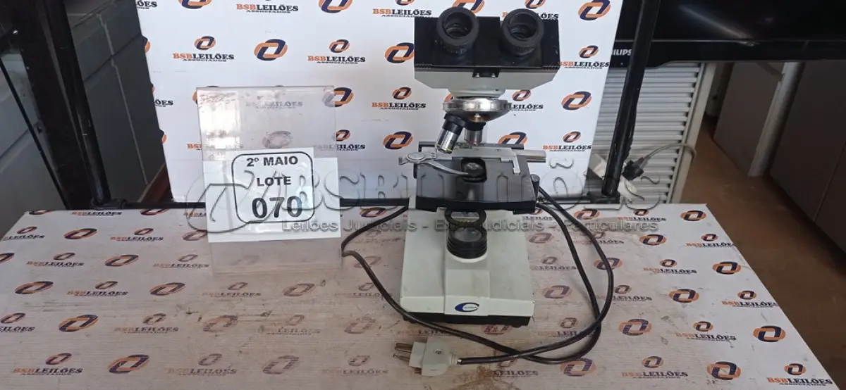 LOTE 070 - 01 MICROSCÓPIO MARCA COLEMAN. (NO ESTADO) ATENÇÃO! FAZER A VISITAÇÃO ANTES DE ARREMATAR, NÃO SABEMOS SE FUNCIONA, LEILÃO NÃO TEM GARANTIA E NEM DEVOLUÇÃO, SUJEITO A POSSÍVEIS AVARIAS VISÍVEIS/OCULTAS E/OU AUSÊNCIA DE COMPONENTES.