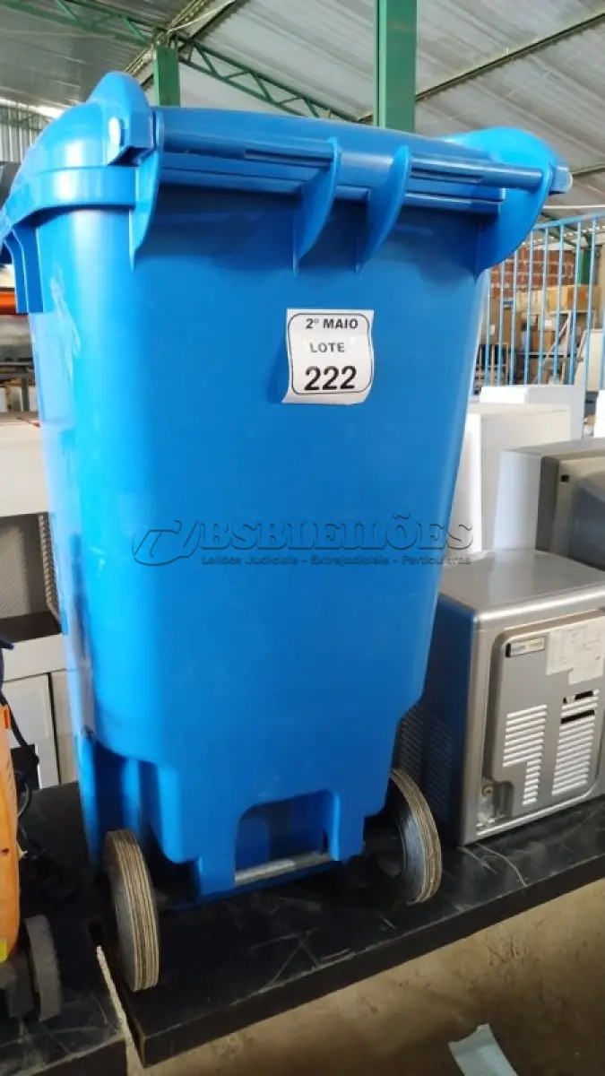 LOTE 222 - 01 LIXEIRA DE 240L NA COR AZUL. (NO ESTADO) ATENÇÃO! FAZER A VISITAÇÃO ANTES DE ARREMATAR, NÃO SABEMOS SE FUNCIONA, LEILÃO NÃO TEM GARANTIA E NEM DEVOLUÇÃO, SUJEITO A POSSÍVEIS AVARIAS VISÍVEIS/OCULTAS E/OU AUSÊNCIA DE COMPONENTES.