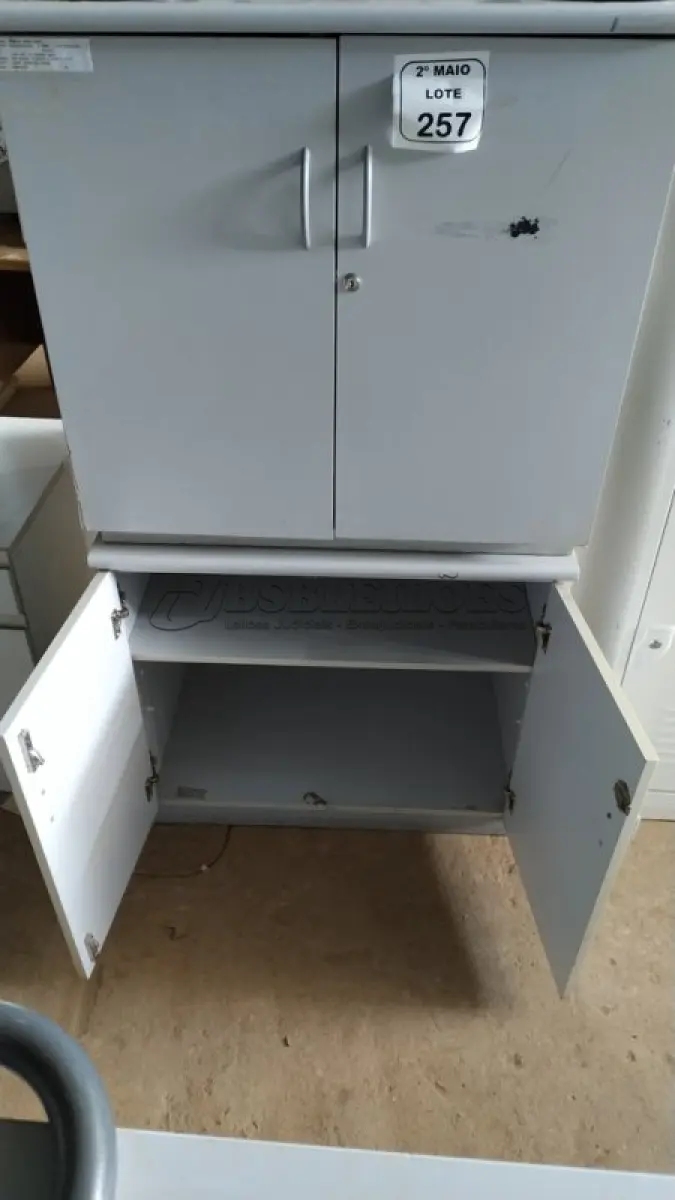 LOTE 257 - 02 ARMÁRIOS BAIXOS EM MADEIRA COM 02 PORTAS CADA. (NO ESTADO) ATENÇÃO! FAZER A VISITAÇÃO ANTES DE ARREMATAR, NÃO SABEMOS SE FUNCIONA, LEILÃO NÃO TEM GARANTIA E NEM DEVOLUÇÃO, SUJEITO A POSSÍVEIS AVARIAS VISÍVEIS/OCULTAS E/OU AUSÊNCIA DE COMPONENTES.