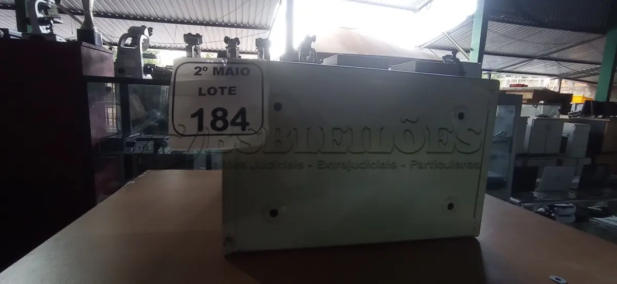 LOTE 184 - 01 COFRE DIGITAL. (NO ESTADO) ATENÇÃO! FAZER A VISITAÇÃO ANTES DE ARREMATAR, NÃO SABEMOS SE FUNCIONA, LEILÃO NÃO TEM GARANTIA E NEM DEVOLUÇÃO, SUJEITO A POSSÍVEIS AVARIAS VISÍVEIS/OCULTAS E/OU AUSÊNCIA DE COMPONENTES.