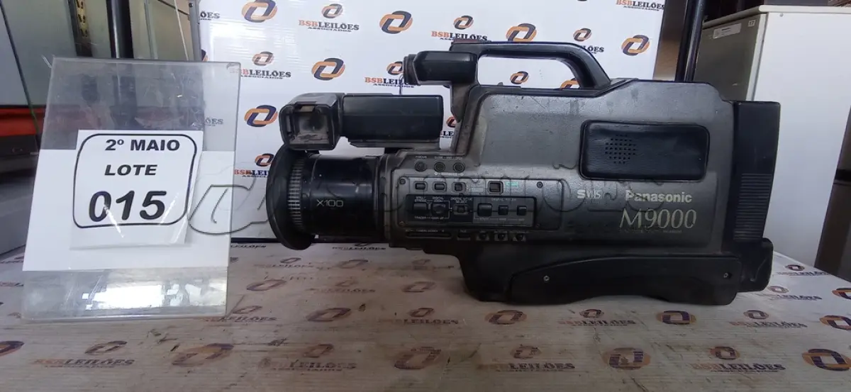 LOTE 015 - 01 FILMADORA PROFISSIONAL MODELO M-9000 MARCA PANASONIC. (NO ESTADO) ATENÇÃO! FAZER A VISITAÇÃO ANTES DE ARREMATAR, NÃO SABEMOS SE FUNCIONA, LEILÃO NÃO TEM GARANTIA E NEM DEVOLUÇÃO, SUJEITO A POSSÍVEIS AVARIAS VISÍVEIS/OCULTAS E/OU AUSÊNCIA DE COMPONENTES.