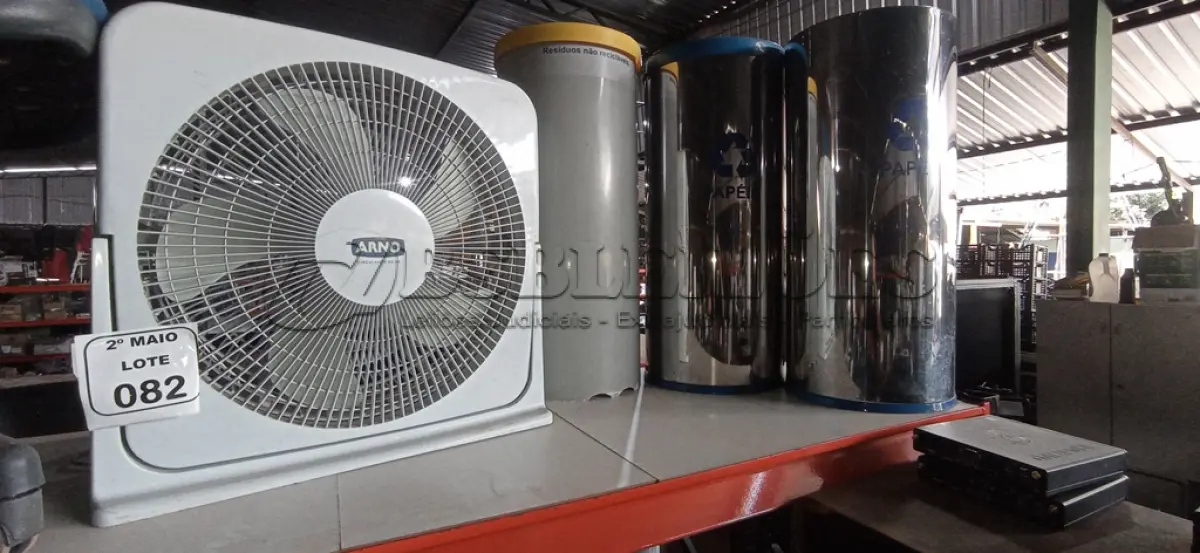 LOTE 082 - 01 VENTILADOR MARCA ARNO E 03 LIXEIRAS EM INOX. (NO ESTADO) ATENÇÃO! FAZER A VISITAÇÃO ANTES DE ARREMATAR, NÃO SABEMOS SE FUNCIONA, LEILÃO NÃO TEM GARANTIA E NEM DEVOLUÇÃO, SUJEITO A POSSÍVEIS AVARIAS VISÍVEIS/OCULTAS E/OU AUSÊNCIA DE COMPONENTES.