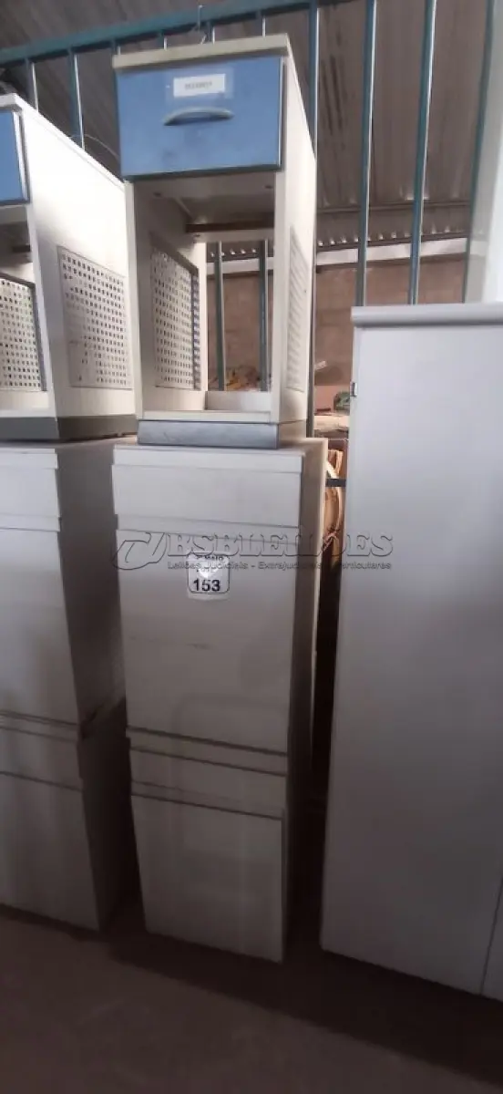 LOTE 153 - 03 ARMÁRIOS PARA CPU SENDO 02 COM 01 PORTA E 01 GAVETA. (NO ESTADO) ATENÇÃO! FAZER A VISITAÇÃO ANTES DE ARREMATAR, NÃO SABEMOS SE FUNCIONA, LEILÃO NÃO TEM GARANTIA E NEM DEVOLUÇÃO, SUJEITO A POSSÍVEIS AVARIAS VISÍVEIS/OCULTAS E/OU AUSÊNCIA DE COMPONENTES.