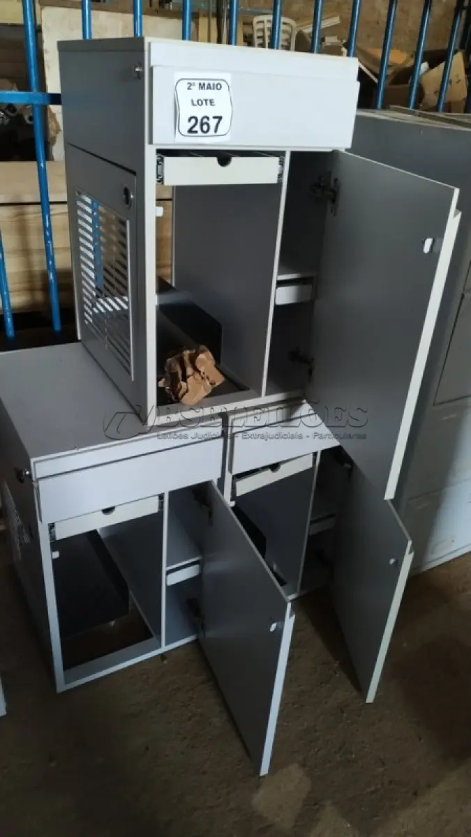 LOTE 267 - 03 ARMÁRIOS PARA CPU COM 01 PORTA E 01 GAVETA. (NO ESTADO) ATENÇÃO! FAZER A VISITAÇÃO ANTES DE ARREMATAR, NÃO SABEMOS SE FUNCIONA, LEILÃO NÃO TEM GARANTIA E NEM DEVOLUÇÃO, SUJEITO A POSSÍVEIS AVARIAS VISÍVEIS/OCULTAS E/OU AUSÊNCIA DE COMPONENTES.