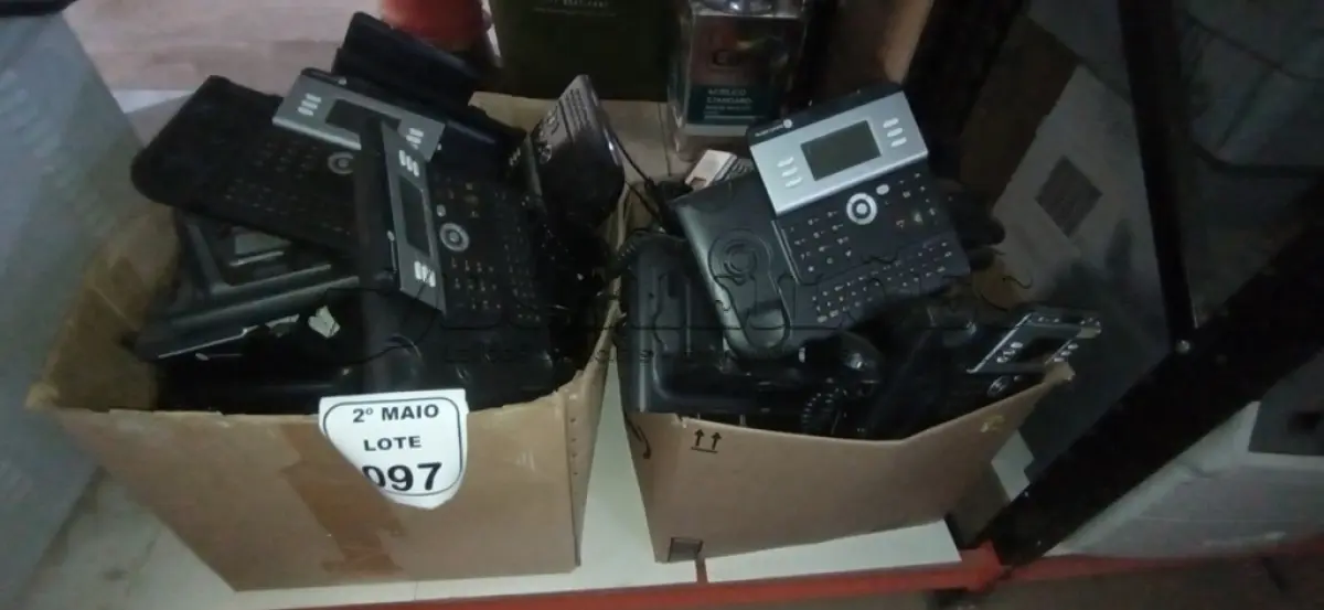 LOTE 097 - 02 CAIXAS COM GRANDE QUANTIDADE DE TELEFONES FIXOS MARCA LUCENT. (NO ESTADO) ATENÇÃO! FAZER A VISITAÇÃO ANTES DE ARREMATAR, NÃO SABEMOS SE FUNCIONA, LEILÃO NÃO TEM GARANTIA E NEM DEVOLUÇÃO, SUJEITO A POSSÍVEIS AVARIAS VISÍVEIS/OCULTAS E/OU AUSÊNCIA DE COMPONENTES.