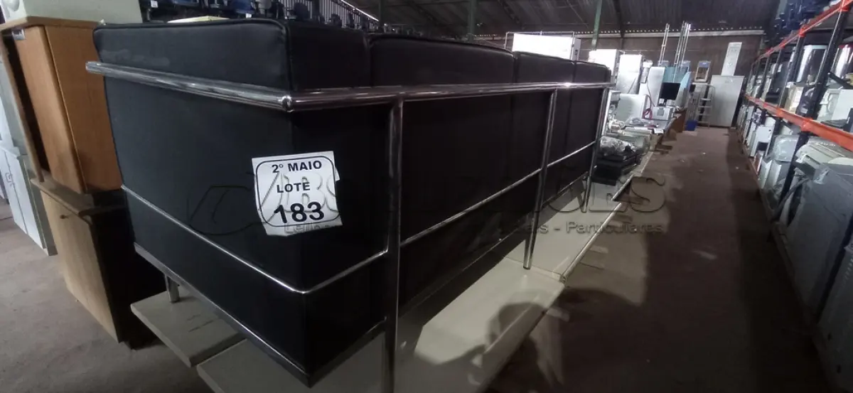 LOTE 183 - 01 SOFÁ DE 03 LUGARES COM ESTRUTURA DE METAL E ASSENTO ALMOFADADO NA COR PRETA. (NO ESTADO) ATENÇÃO! FAZER A VISITAÇÃO ANTES DE ARREMATAR, NÃO SABEMOS SE FUNCIONA, LEILÃO NÃO TEM GARANTIA E NEM DEVOLUÇÃO, SUJEITO A POSSÍVEIS AVARIAS VISÍVEIS/OCULTAS E/OU AUSÊNCIA DE COMPONENTES.
