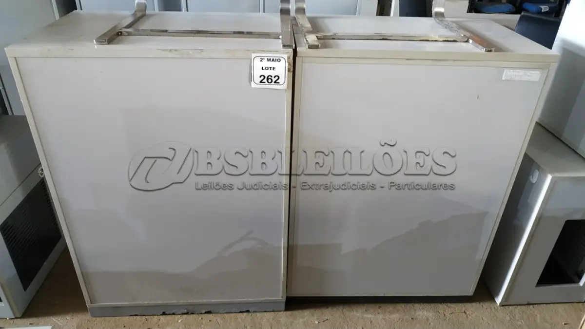 LOTE 262 - 02 ARMÁRIOS EM MADEIRA COM 02 PORTAS CADA. (NO ESTADO) ATENÇÃO! FAZER A VISITAÇÃO ANTES DE ARREMATAR, NÃO SABEMOS SE FUNCIONA, LEILÃO NÃO TEM GARANTIA E NEM DEVOLUÇÃO, SUJEITO A POSSÍVEIS AVARIAS VISÍVEIS/OCULTAS E/OU AUSÊNCIA DE COMPONENTES.