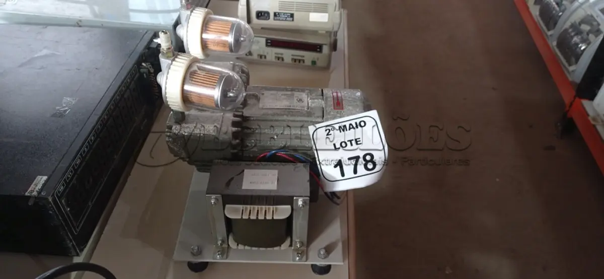 LOTE 178 - 01 MOTOR A VÁCUO. (NO ESTADO) ATENÇÃO! FAZER A VISITAÇÃO ANTES DE ARREMATAR, NÃO SABEMOS SE FUNCIONA, LEILÃO NÃO TEM GARANTIA E NEM DEVOLUÇÃO, SUJEITO A POSSÍVEIS AVARIAS VISÍVEIS/OCULTAS E/OU AUSÊNCIA DE COMPONENTES.