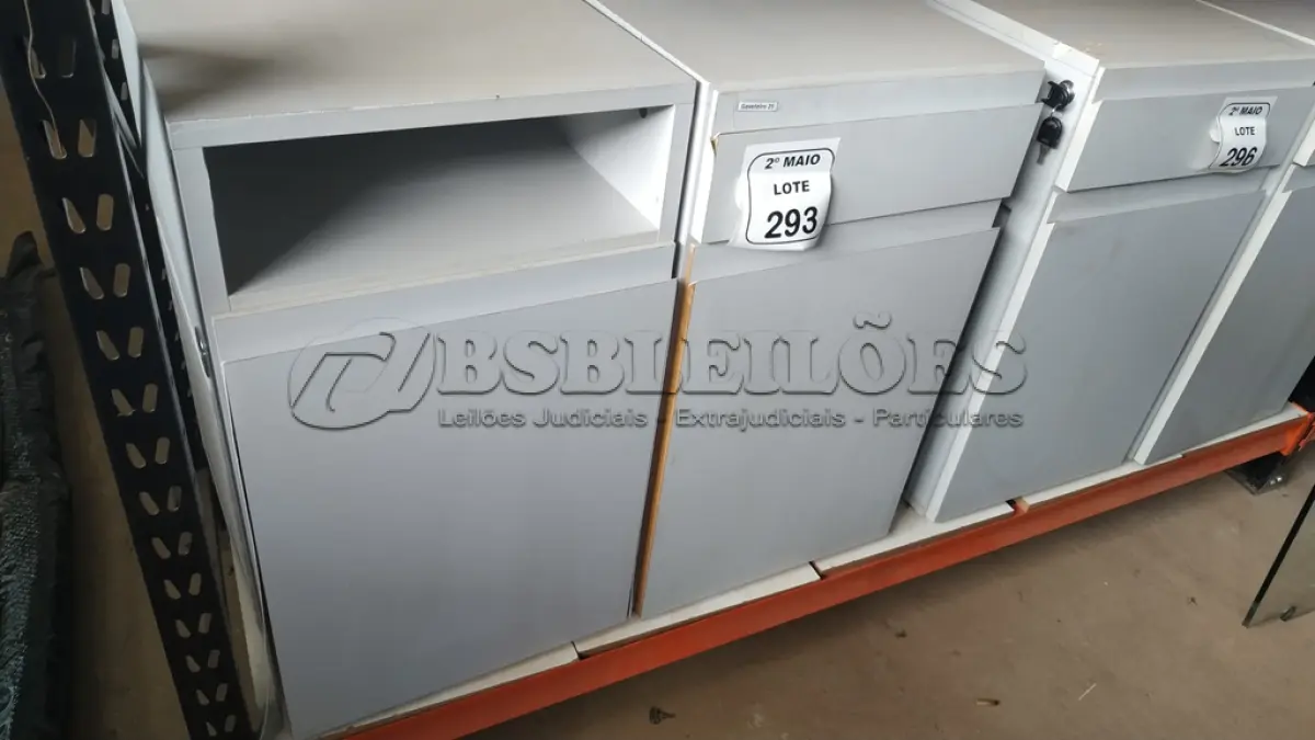 LOTE 293 - 02 ARMÁRIOS PARA CPU COM 01 PORTA E 01 GAVETA. (NO ESTADO) ATENÇÃO! FAZER A VISITAÇÃO ANTES DE ARREMATAR, NÃO SABEMOS SE FUNCIONA, LEILÃO NÃO TEM GARANTIA E NEM DEVOLUÇÃO, SUJEITO A POSSÍVEIS AVARIAS VISÍVEIS/OCULTAS E/OU AUSÊNCIA DE COMPONENTES.