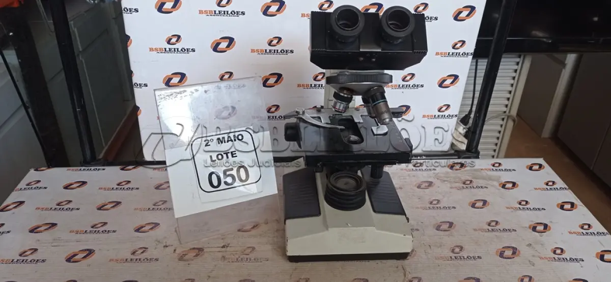 LOTE 050 - 01 MICROSCÓPIO. (NO ESTADO) ATENÇÃO! FAZER A VISITAÇÃO ANTES DE ARREMATAR, NÃO SABEMOS SE FUNCIONA, LEILÃO NÃO TEM GARANTIA E NEM DEVOLUÇÃO, SUJEITO A POSSÍVEIS AVARIAS VISÍVEIS/OCULTAS E/OU AUSÊNCIA DE COMPONENTES.