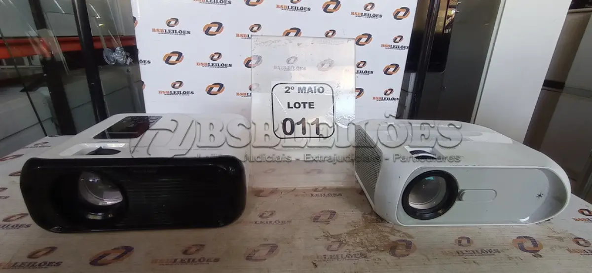 LOTE 011 - 02 PROJETORES SEM CABOS. (NO ESTADO) ATENÇÃO! FAZER A VISITAÇÃO ANTES DE ARREMATAR, NÃO SABEMOS SE FUNCIONA, LEILÃO NÃO TEM GARANTIA E NEM DEVOLUÇÃO, SUJEITO A POSSÍVEIS AVARIAS VISÍVEIS/OCULTAS E/OU AUSÊNCIA DE COMPONENTES.