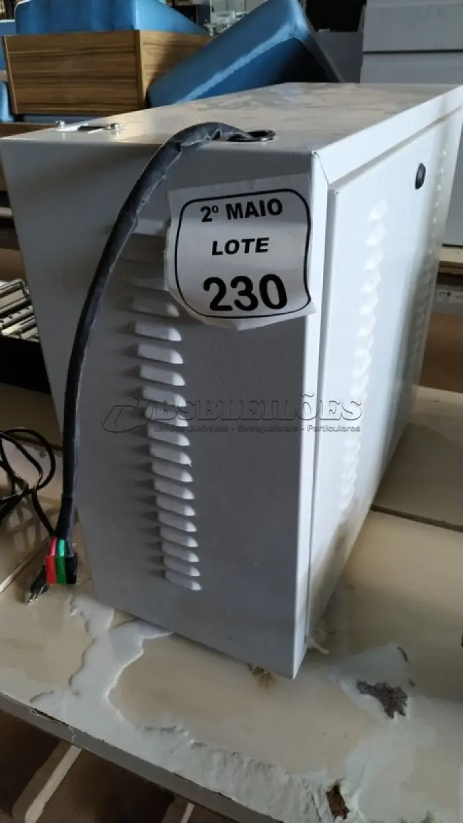 LOTE 230 - 01 BANCO DE BATERIA COM 04 BATERIAS. (NO ESTADO) ATENÇÃO! FAZER A VISITAÇÃO ANTES DE ARREMATAR, NÃO SABEMOS SE FUNCIONA, LEILÃO NÃO TEM GARANTIA E NEM DEVOLUÇÃO, SUJEITO A POSSÍVEIS AVARIAS VISÍVEIS/OCULTAS E/OU AUSÊNCIA DE COMPONENTES.