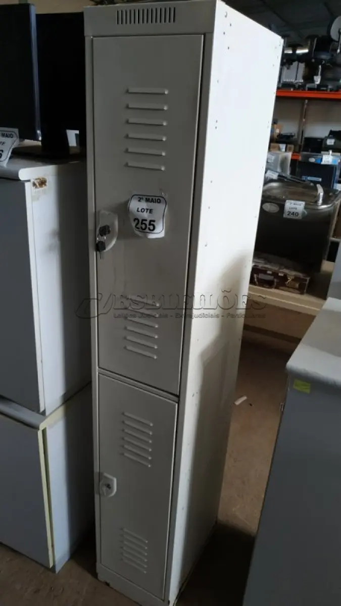 LOTE 255 - 01 ARMÁRIO ROUPEIRO DE FERRO ESTREITO DE 1,80X0,31. (NO ESTADO) ATENÇÃO! FAZER A VISITAÇÃO ANTES DE ARREMATAR, NÃO SABEMOS SE FUNCIONA, LEILÃO NÃO TEM GARANTIA E NEM DEVOLUÇÃO, SUJEITO A POSSÍVEIS AVARIAS VISÍVEIS/OCULTAS E/OU AUSÊNCIA DE COMPONENTES.