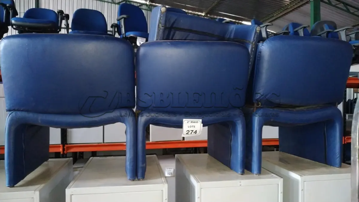 LOTE 274 - 05 POLTRONAS NA COR AZUL. (NO ESTADO) ATENÇÃO! FAZER A VISITAÇÃO ANTES DE ARREMATAR, NÃO SABEMOS SE FUNCIONA, LEILÃO NÃO TEM GARANTIA E NEM DEVOLUÇÃO, SUJEITO A POSSÍVEIS AVARIAS VISÍVEIS/OCULTAS E/OU AUSÊNCIA DE COMPONENTES.