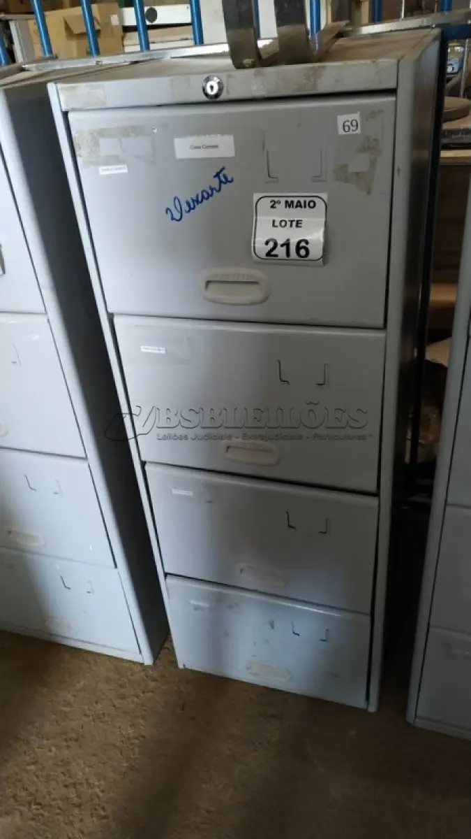 LOTE 216 - 01 ARQUIVO DE AÇO COM 04 GAVETAS. (NO ESTADO) ATENÇÃO! FAZER A VISITAÇÃO ANTES DE ARREMATAR, NÃO SABEMOS SE FUNCIONA, LEILÃO NÃO TEM GARANTIA E NEM DEVOLUÇÃO, SUJEITO A POSSÍVEIS AVARIAS VISÍVEIS/OCULTAS E/OU AUSÊNCIA DE COMPONENTES.
