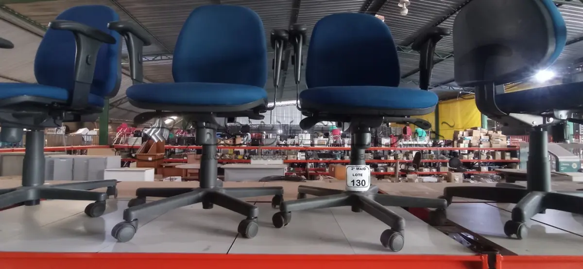 LOTE 130 - 02 CADEIRAS DE ESCRITÓRIO GIRATÓRIAS NA COR AZUL. (NO ESTADO) ATENÇÃO! FAZER A VISITAÇÃO ANTES DE ARREMATAR, NÃO SABEMOS SE FUNCIONA, LEILÃO NÃO TEM GARANTIA E NEM DEVOLUÇÃO, SUJEITO A POSSÍVEIS AVARIAS VISÍVEIS/OCULTAS E/OU AUSÊNCIA DE COMPONENTES.
