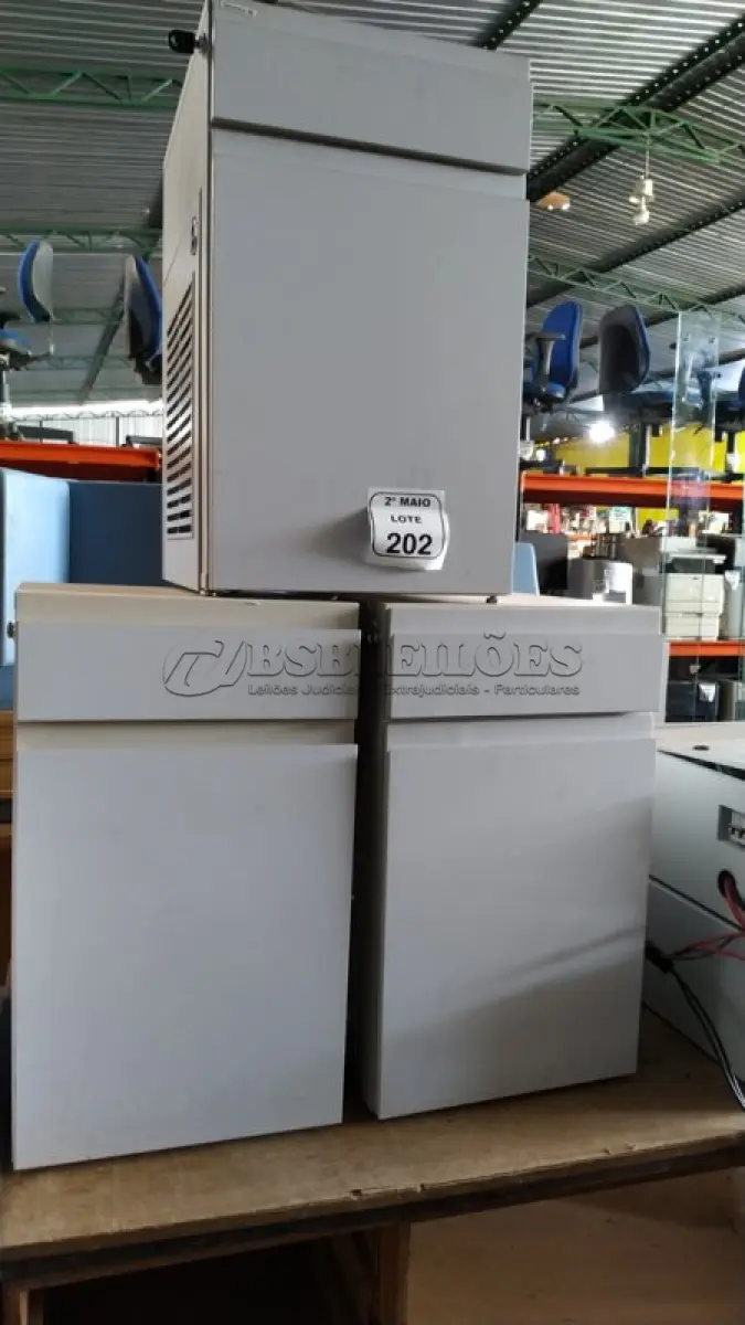 LOTE 202 - 03 ARMÁRIOS PARA CPU COM 01 PORTA E 01 GAVETA. (NO ESTADO) ATENÇÃO! FAZER A VISITAÇÃO ANTES DE ARREMATAR, NÃO SABEMOS SE FUNCIONA, LEILÃO NÃO TEM GARANTIA E NEM DEVOLUÇÃO, SUJEITO A POSSÍVEIS AVARIAS VISÍVEIS/OCULTAS E/OU AUSÊNCIA DE COMPONENTES.